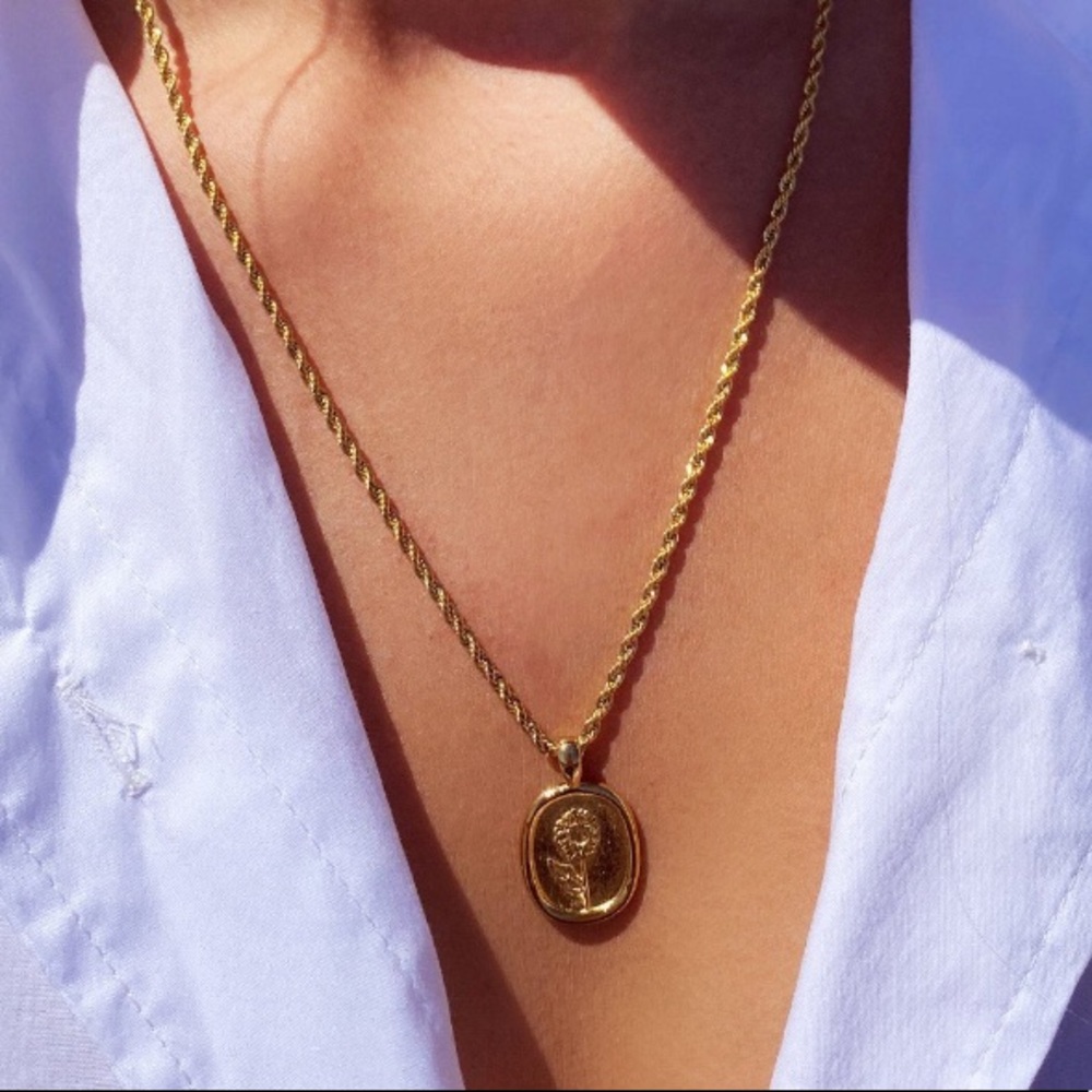 Oval flower necklace - Picture 3 of 6